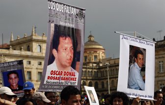 People hold banners w (26718035)