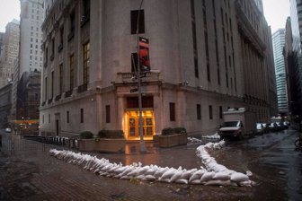 Sandbags block the en (26756558)