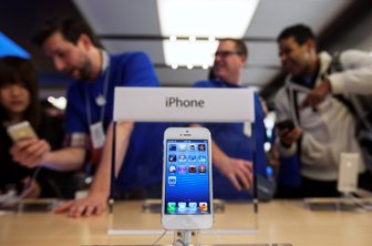 An Apple iPhone 5 pho (26655603).