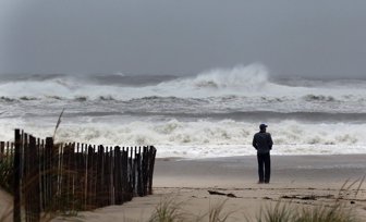 A man stands on the b (26756433)