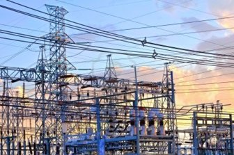 8966932-planta-de-energia--estacion-de-transformacion-multitud-de-cables-e-hilos