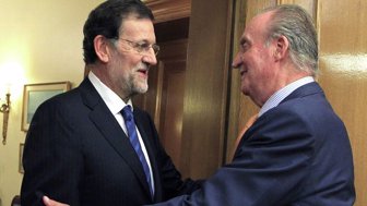 El-rey-Juan-Carlos-de-España-junto-al-jefe-de-gobierno-Mariano-Rajoy-en-el-Palacio-Real-el-5-de-este-mes.