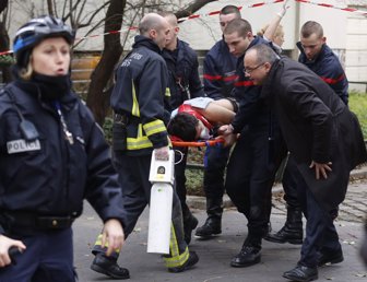 Firefighters carry a (32295968)