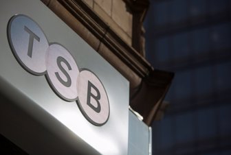 A sign is displayed ou(33095116)