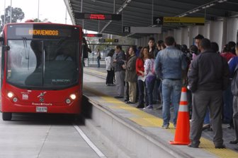 mujeres transmilenio.