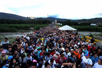 Venezuelans cross the (36965015)