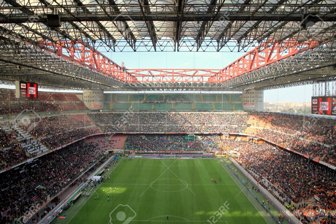 13558971-El-estadio-de-San-Siro-en-un-partido-de-f-tbol-AC-Milan-Foto-de-archivo