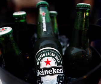 2017-10-24T040206Z_1659279035_RC15520C3D20_RTRMADP_3_HEINEKEN-NL-ASIA-STRATEGY