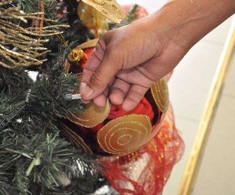 Manipulacion-de-bombillos-arbol-navidad-3