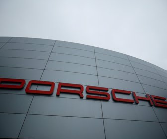 2018-01-26T180844Z_571441460_RC1F3277D7F0_RTRMADP_3_AUTOS-PORSCHE