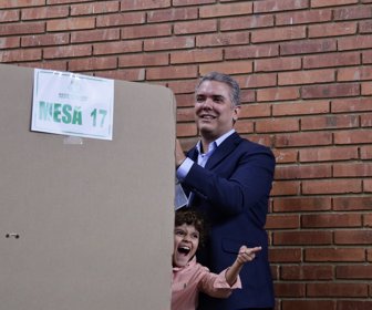 Iván-Duque-Votando-bien