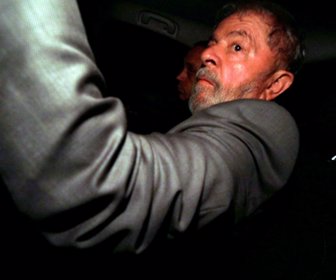 LULA-LLEGANDO-A-SU-CASA-4-ABRIL