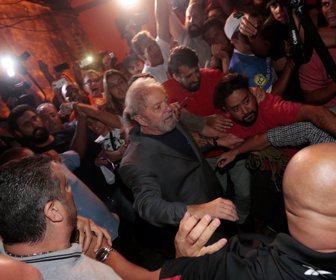 2018-04-07T215334Z_1644377964_RC12588AC1D0_RTRMADP_3_BRAZIL-POLITICS-LULAok