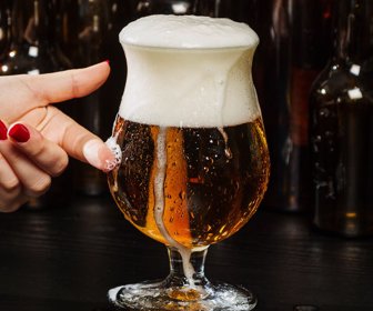 mano-de-mujer-junto-a-una-cervezaOK