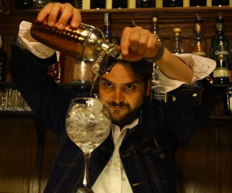 Señor tomando lo que sea