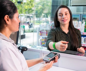 Manilla-de-pago-sin-contacto-a-disposición-de-clientes-Bancolombia