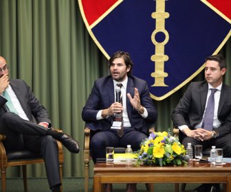 web-panel-4-3 Pierre Ancines/La República Sergio Martínez, CEO de Global Sanitas; Felipe Guerrero, CEO del Grupo Daabon, y Francisco Eladio Gómez, gerente de Colcafé.