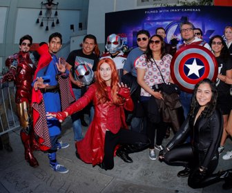 2019-04-26T023002Z_1737036369_RC13B29B1EB0_RTRMADP_3_FILM-AVENGERS-HOLLYWOOD-FANS-1-1