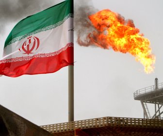 2019-04-26T195556Z_1462663796_RC192F3254D0_RTRMADP_3_USA-IRAN-SANCTIONS-1