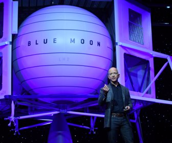 2019-05-09T214930Z_404023181_RC168ADB4920_RTRMADP_3_SPACE-EXPLORATION-BEZOS-1