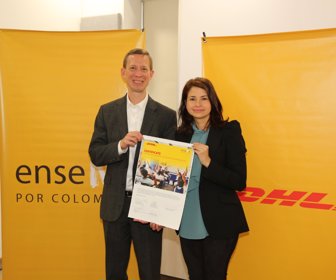DHL - Enseña CO.jpeg Thomas Ogilvie, director de Recursos Humanos de Deutche Post DHL y Margarita María Sáenz, presidente de Enseña por Colombia