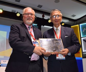 Entrega de premios ICCA a Jairo Uribe por parte de Lawrence Kruth Acesco (1)