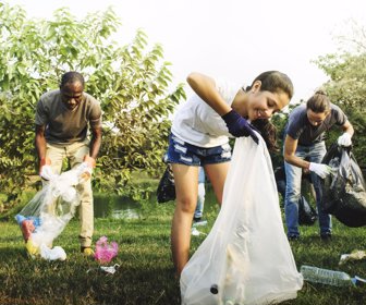 Voluntariado recogiendo basura