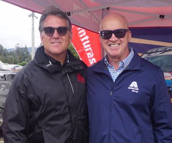 Wade Robinson, Director Global de Axalta Motorsports y Ricardo Abisambra, Gerente Axalta Coating System Colombia.