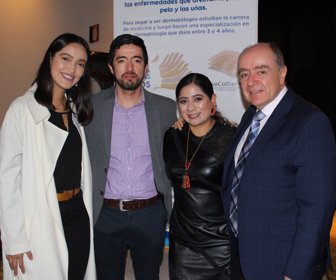 Paula Sabogal, paciente, Juan Camilo Gómez, director ejecutivo Asocolderma, Dra. Claudia Arenas, vicepresidenta de Asocolderma, Dr. Óscar Mora, presidente Asocolderma