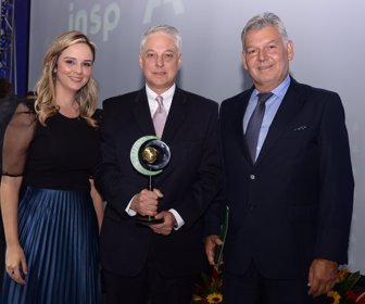Sandra Sierra Directora de Fenalco, Miguel Fernando Escobar Penagos Presidente de Postobón y Jaime Alberto Cabal Presidente de Fenalco