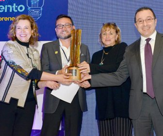 Foto Social Premios everis Col izq a der -Noemí Sanín, Pte Global Fundación everis, Ernesto Melo H2origen ganador premio, Mónica de Greiff, Pte CCB y Carlos Mario Estrada, director general del SENA