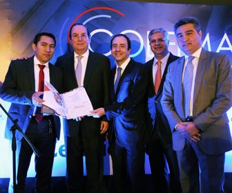 Gustavo Morales Briceño, presidente de Colfimax Factoring S. A. (segundo en la foto de izq. a der.), recibió la certificación ISO.