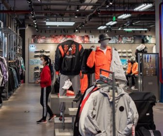 Un vendedor espera a los clientes en una tienda vacía de Adidas en Beijing el 30 de enero
