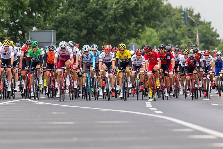 800px-Hauptfeld_Tour_de_France_2017_bei_der_2._Etappe_von_Düsseldorf_nach_Lüttich_35671704645