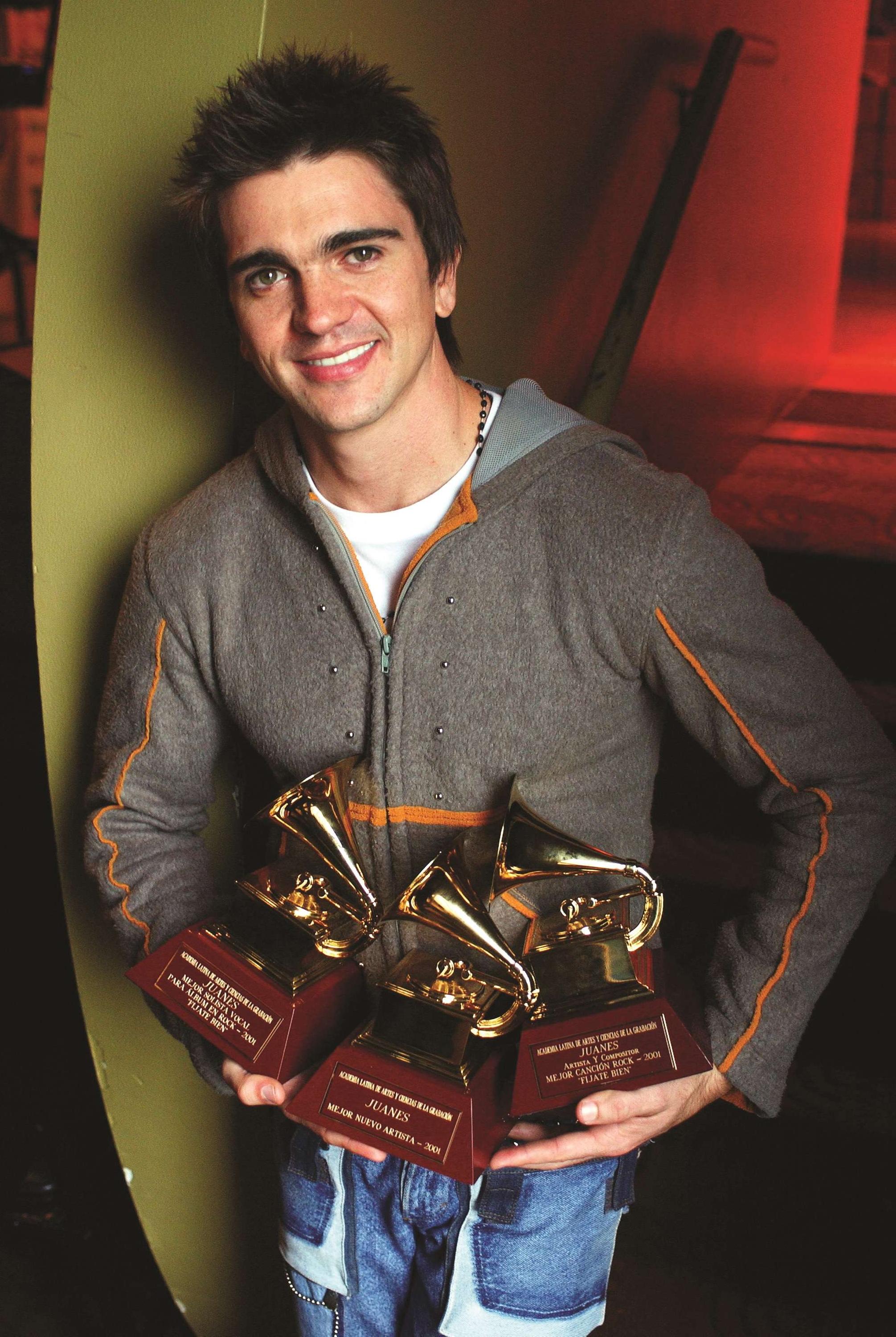 Juanes durante su primera noche en unos Premios Grammy tras ser la figura con sus primeros tres galardones y el de "Mejor Nuevo Artista". Foto: Universal Music