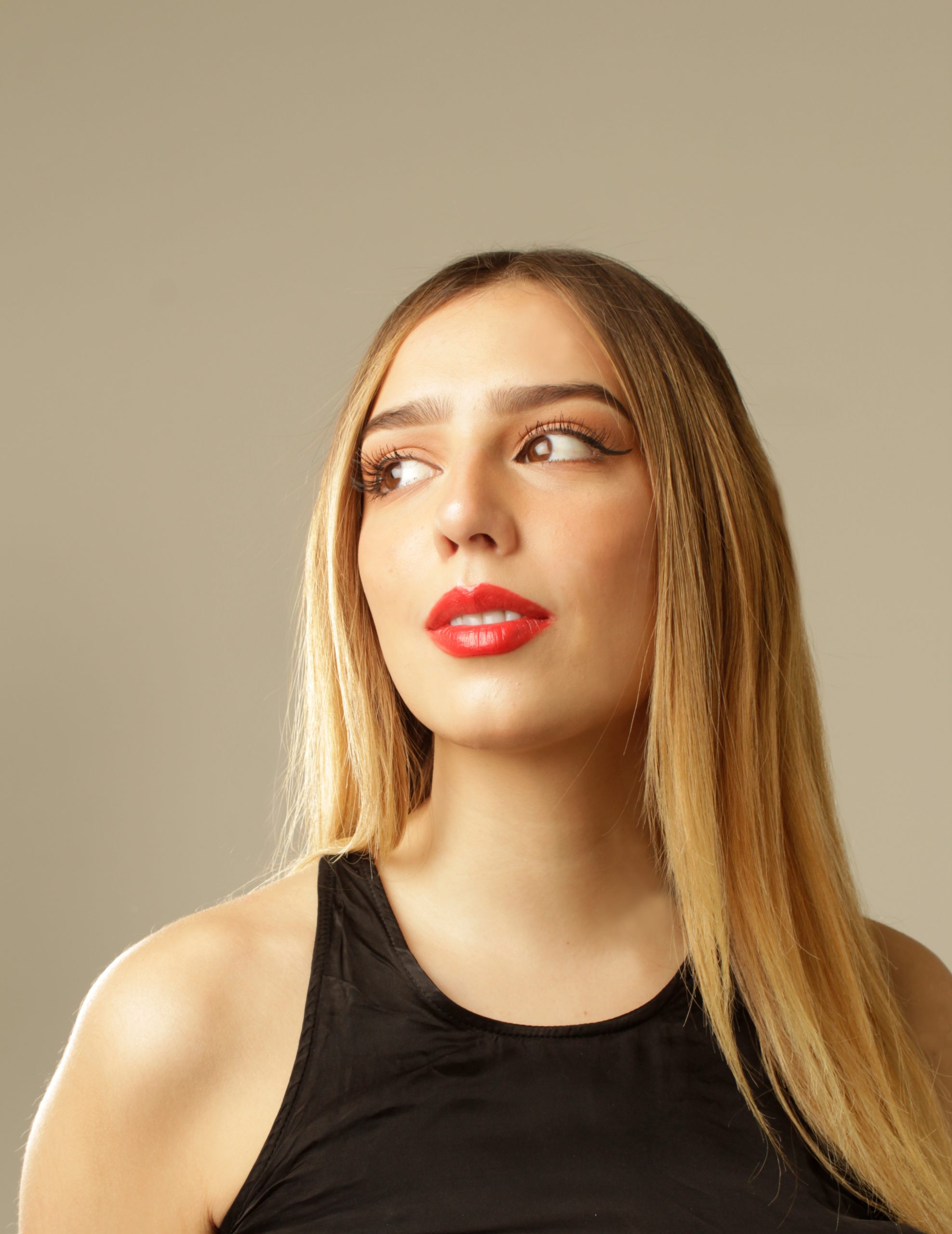 Red lips Los labios rojos allí resaltan. Se sugiere utilizar un poco del tono del contorno en los párpados. Para lograr un acabado mate, será ideal los polvos Studio Fix powder Plus.