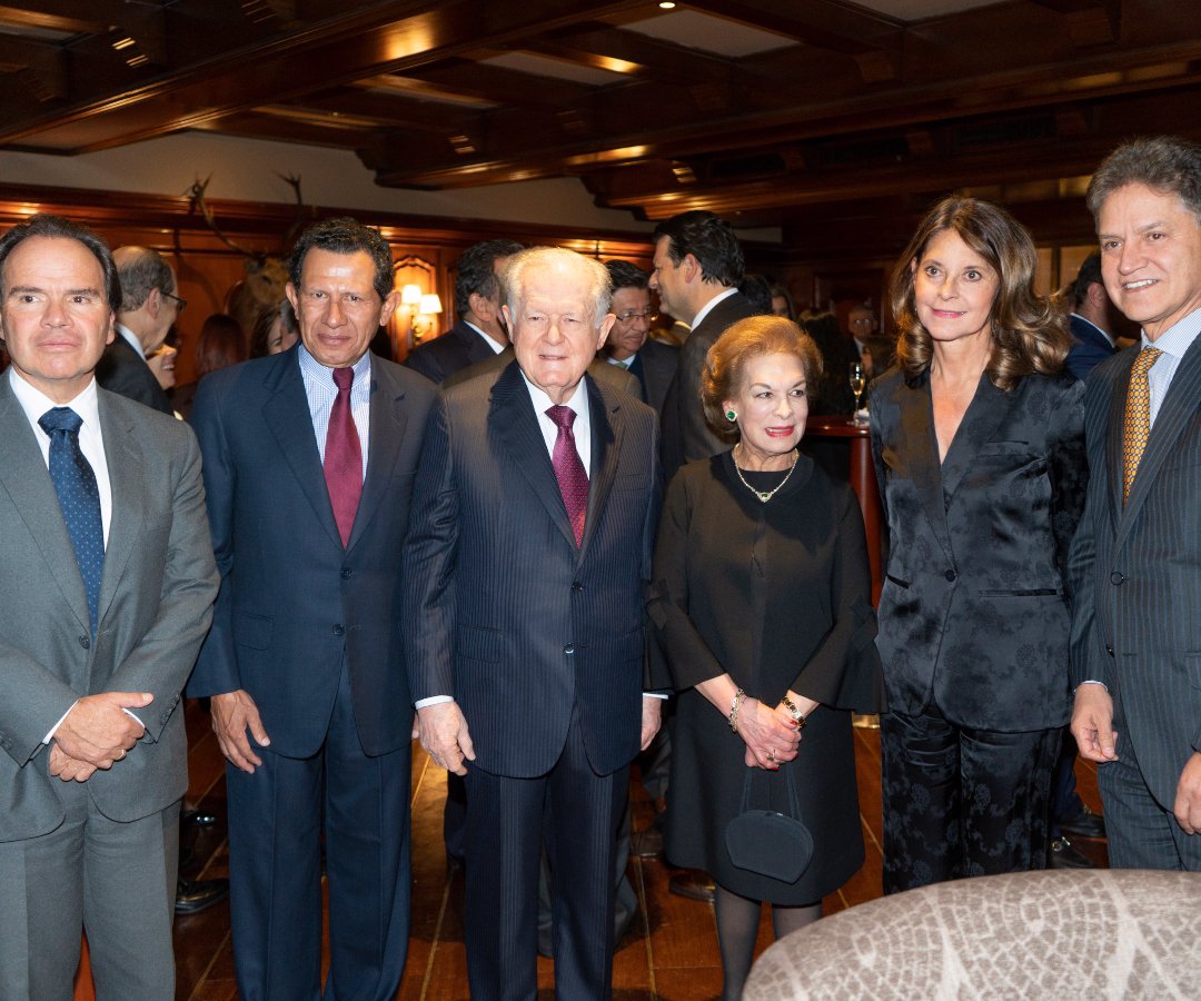 Homenaje al empresario colombiano Luis Carlos Sarmiento por parte de