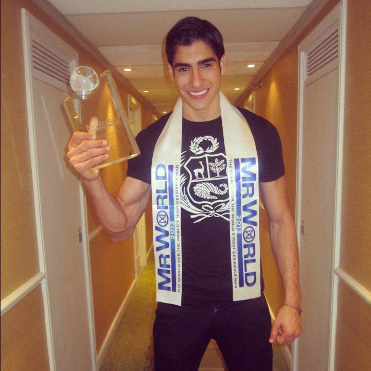 Mr%20World%20con%20premio.jpg