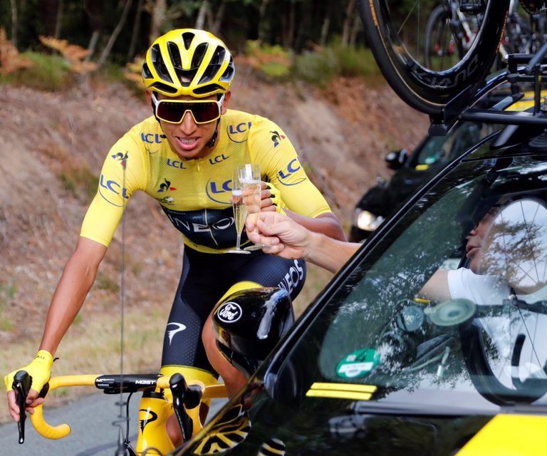 El colombiano Egan Bernal se llevó el premio de la combatividad del Criterium de Shangai - La República