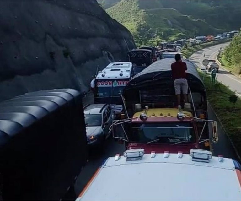 Fueron reportadas algunas congestiones en rutas alternas a la autopista Medellín - Bogotá - La República